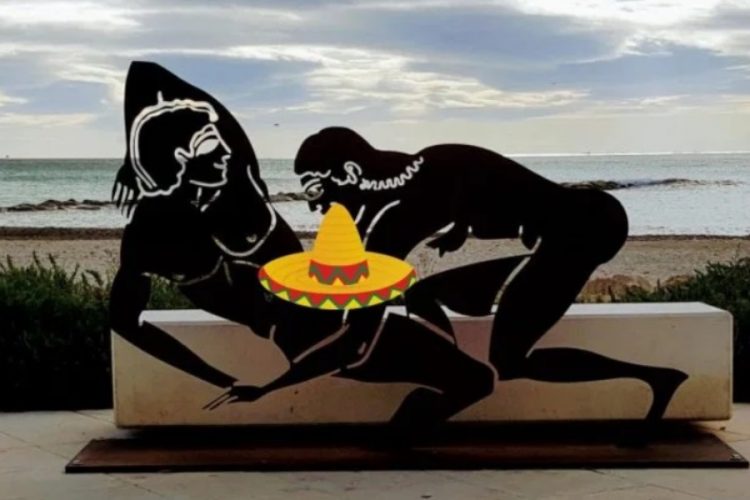 Испанский город установил на набережной порнографические скульптуры