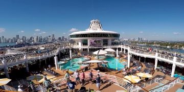 Royal Caribbean меняет маршруты из-за штормов