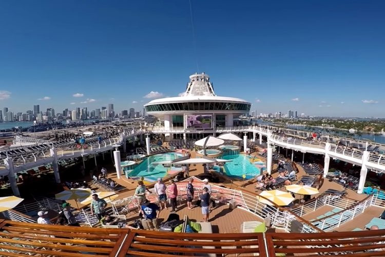 Royal Caribbean меняет маршруты из-за штормов