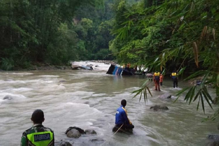 новость 24-12-2019 В Индонезии сорвался в ущелье автобус с пассажирами
