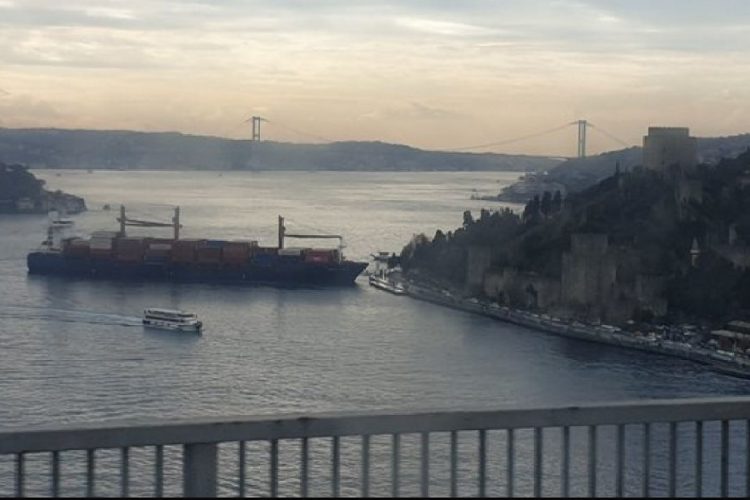 новость 28-12-2019 Крушение корабля перекрыло движение через пролив Босфор