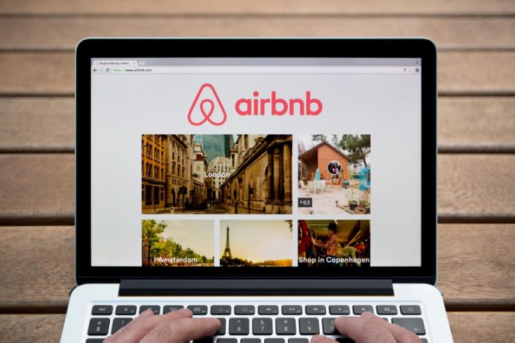 новость 29-12-2019 Airbnb возместит ущерб постояльцам за украденные подарки