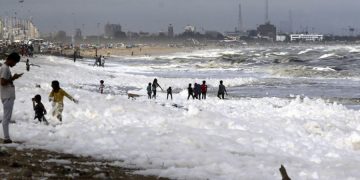 новость 04-12-2019 Городской пляж Индии покрылся токсичной белой пеной