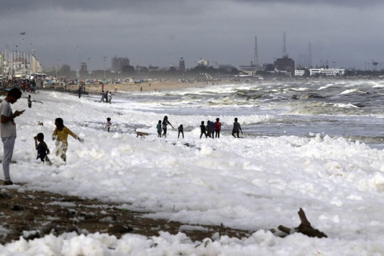 новость 04-12-2019 Городской пляж Индии покрылся токсичной белой пеной