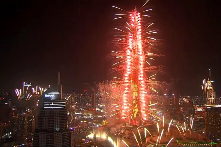 Бурдж Халифа засверкает дорогими фейерверками 31 декабря