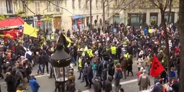 Транспортный коллапс во Франции продолжается