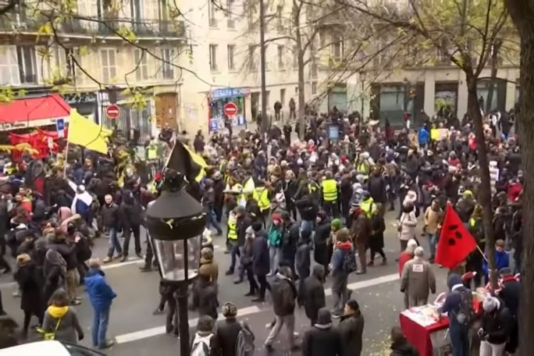 Транспортный коллапс во Франции продолжается