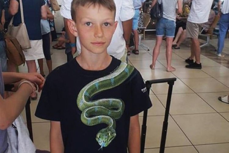 Ребенка раздели перед посадкой в самолет из-за рисунка на футболке