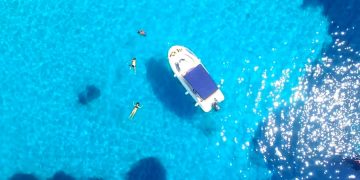 На пляже Морджим в Гоа россиян спасали из отбойного течения