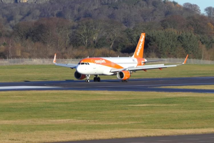 Пассажиры обвиняют easyJet в том, что ошиблись очередью на посадку