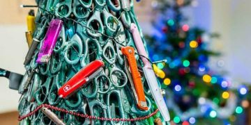 Вильнюсский аэропорт сделал елку из ножниц, пуль и лезвий
