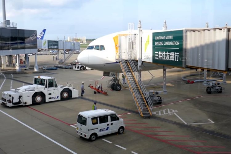 Самолет All Nippon Airways загорелся в воздухе