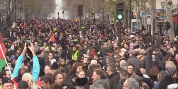 В субботу Париж снова утонет в забастовках