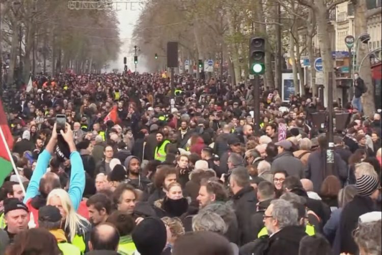 В субботу Париж снова утонет в забастовках