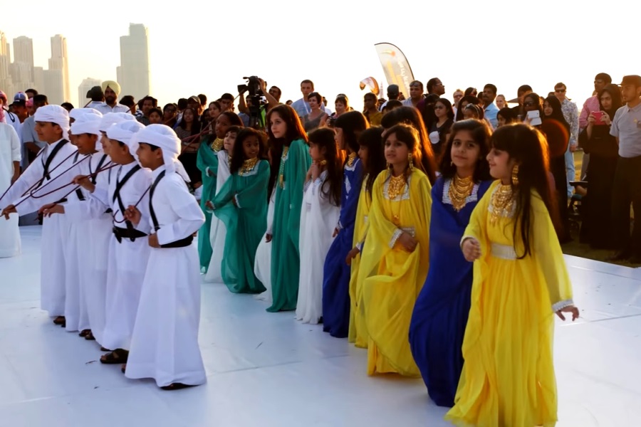 Новости дубая на сегодня на русском. Абу Даби туристы. Хор-Дубай Дубай. Абу Даби одежда для туристов. Абу Даби женщины.