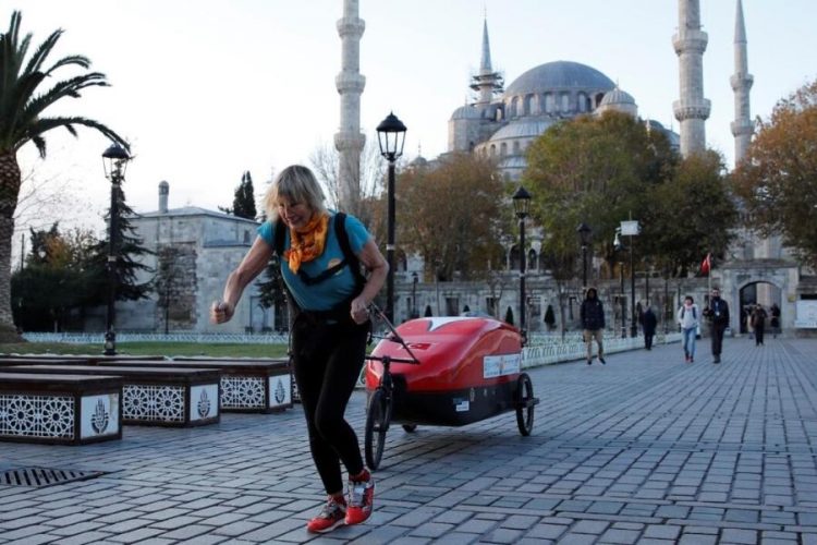 73-летняя женщина планирует пробежать из Британии в Непал