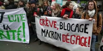 Забастовки во Франции могут не прекратиться на следующей неделе