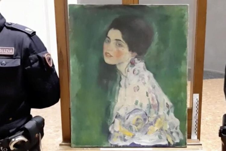 В стене итальянской галереи нашли украденную картину