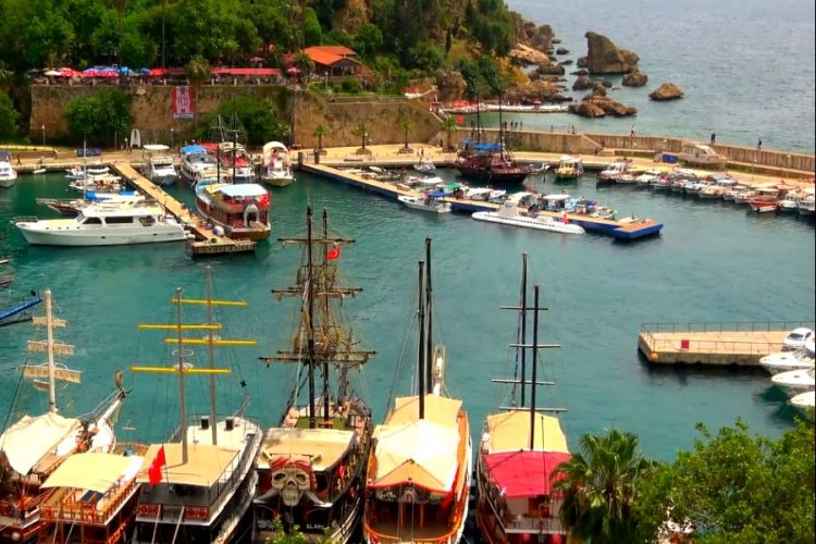 Провинция Анталья планирует принимать туристов круглый год