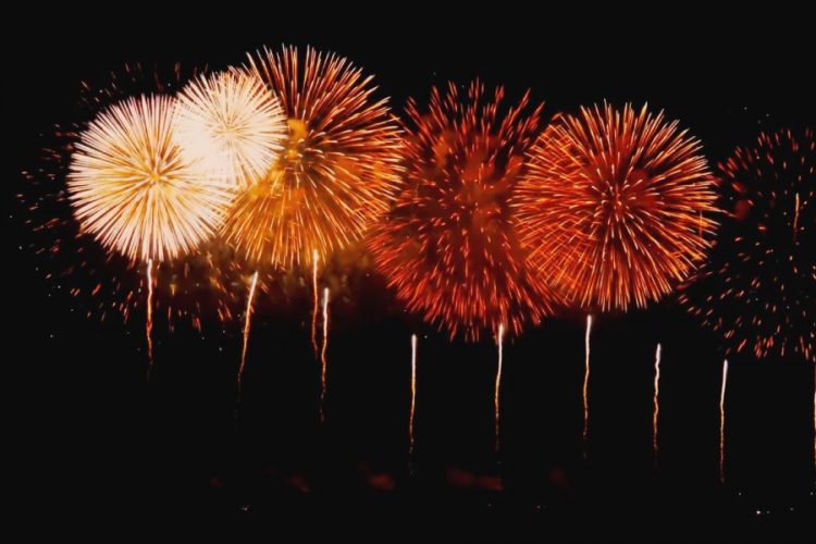 На набережной Корниш в Абу-Даби можно будет увидеть грандиозный новогодний фейерверк