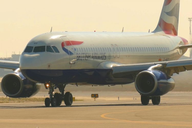 Пассажир пытался выйти из самолета во время полета