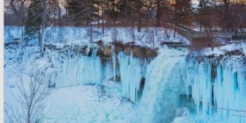 В Миннесоте замерз известный водопад