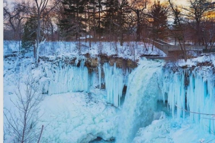 В Миннесоте замерз известный водопад