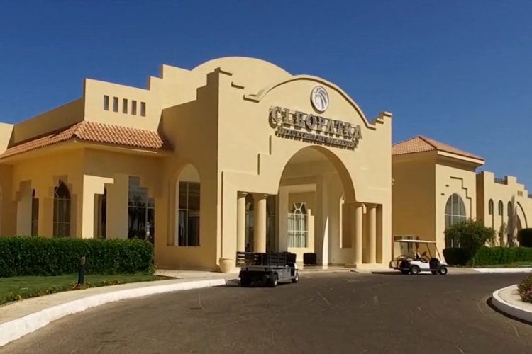 Туристов вынудили жить на стройке