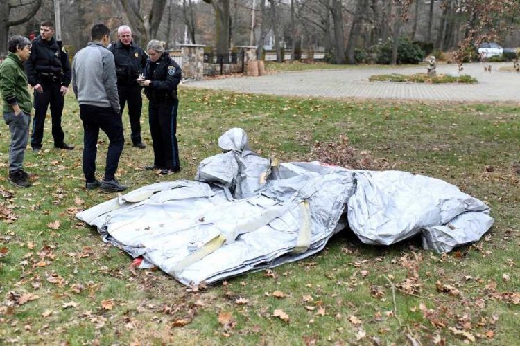 Надувной трап выпал из самолета и приземлился в палисадник