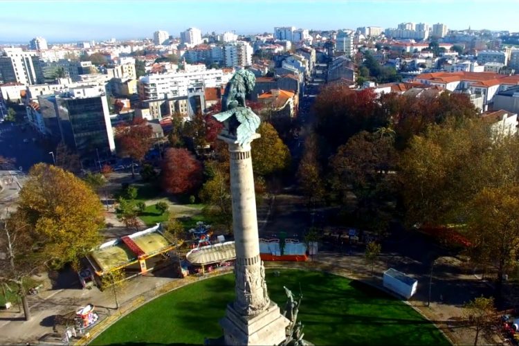 Что способствует увеличению спроса на отдых Португалии?