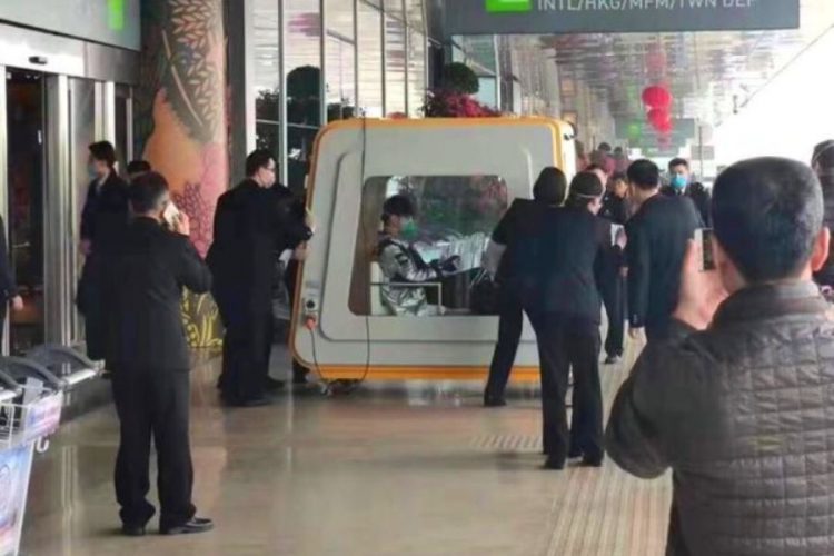 Пассажира с коронавирусом вывезли из аэропорта в боксе