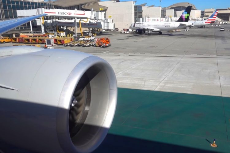 Сотрудник авиакомпании воспользовался положением и домогался туристки