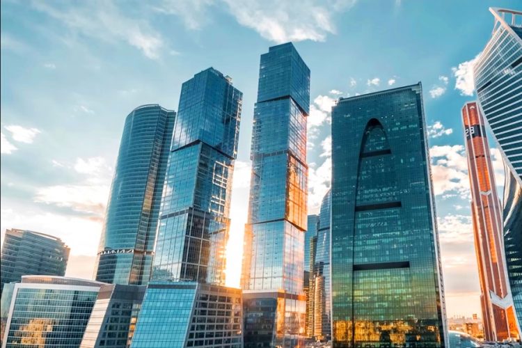 Booking.com заставят работать по закону России