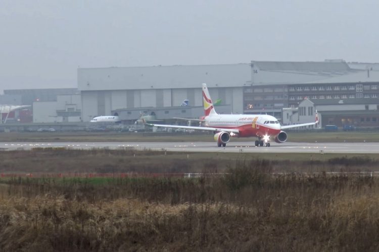 Пассажир заплатил более 1 млн. руб. штрафа за брошенные в двигатель самолета монеты