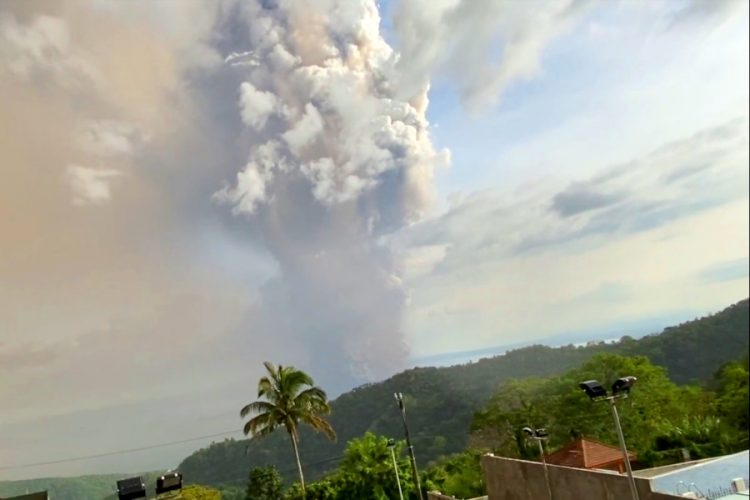 Россиян не беспокоит извержение вулкана Тааль