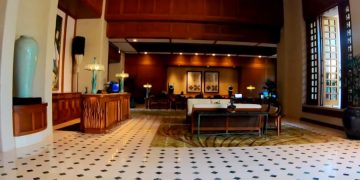 Ветеран рок-музыки подает в суд на отель Hyatt из-за того, что упал со сцены