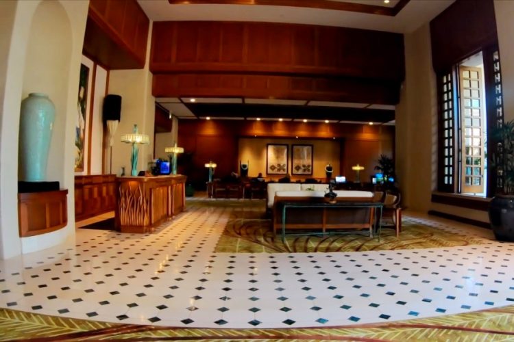 Ветеран рок-музыки подает в суд на отель Hyatt из-за того, что упал со сцены