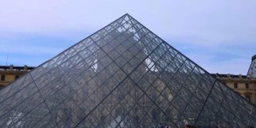 Лувр закрылся из-за протестов