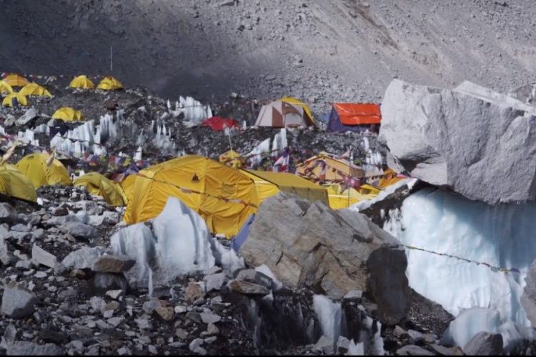 Альпинисты собрались подняться на Эверест без кислорода