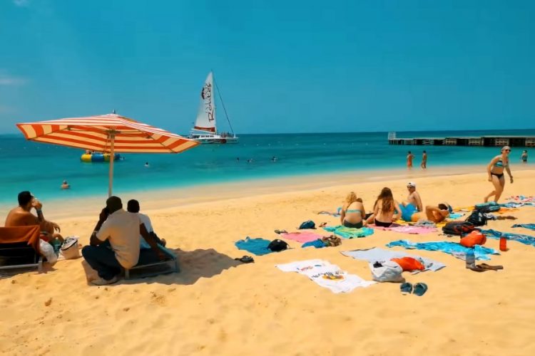 Туриста нашли мертвым в собственной яхте у берегов Ямайки