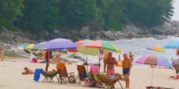 Акула атаковала туриста на пляже Пхукета