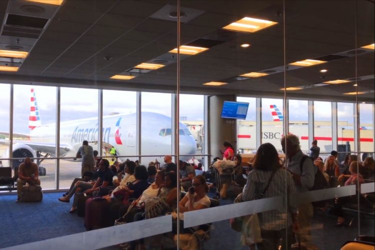 Пассажиров не пустили в самолет из-за запаха тела