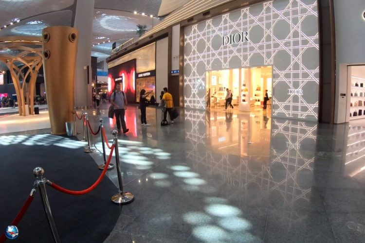 Аэропорт Стамбула запрещает ждать туристов с табличками