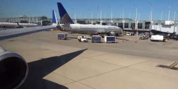 Самолет United Airlines вспыхнул в воздухе