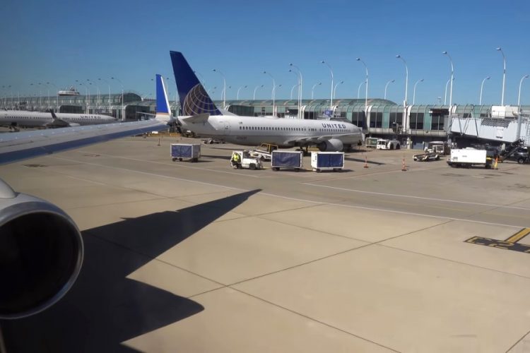 Самолет United Airlines вспыхнул в воздухе