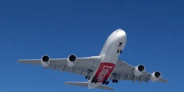 Авиакомпания Emirates ищет бортпроводников