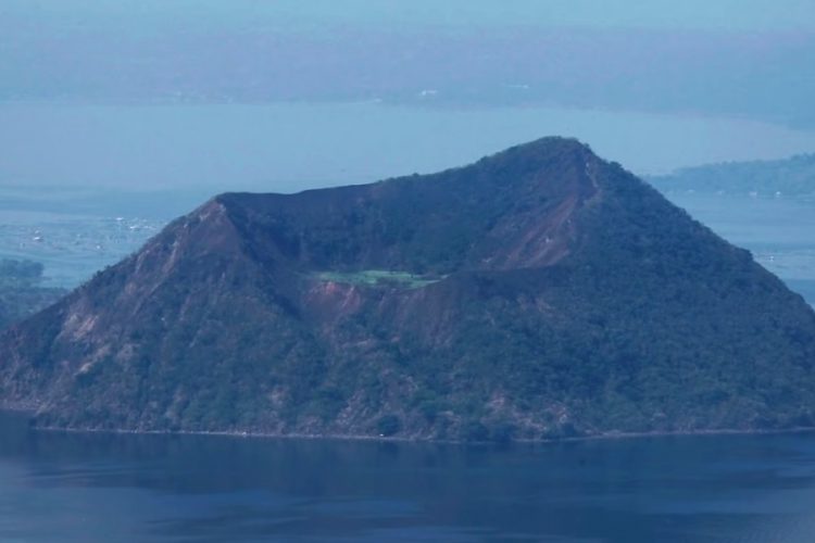 Российские туристы пострадали от извержения вулкана Тааль