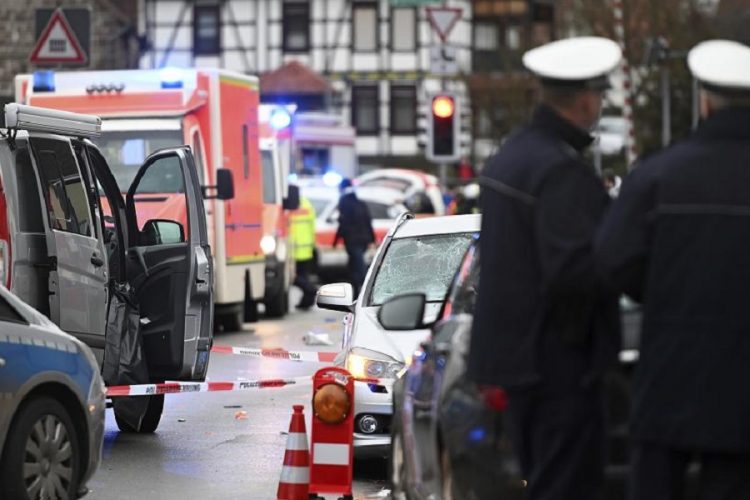 новость 25-02-2020В Германии автомобиль въехал в карнавальный парад