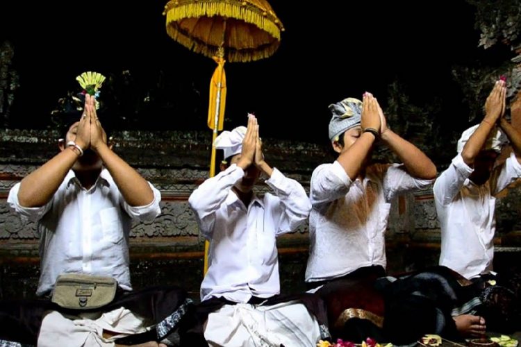 новость 02-02-2020 В индуистском храме на Бали прошла массовая молитва