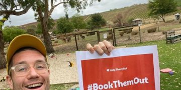 новость 19-02-2020 Комиссия по туризму Австралии начала кампанию BookThemOut